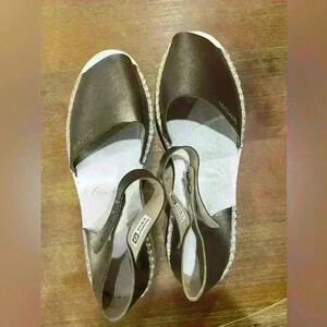 Gold and white Havaianas